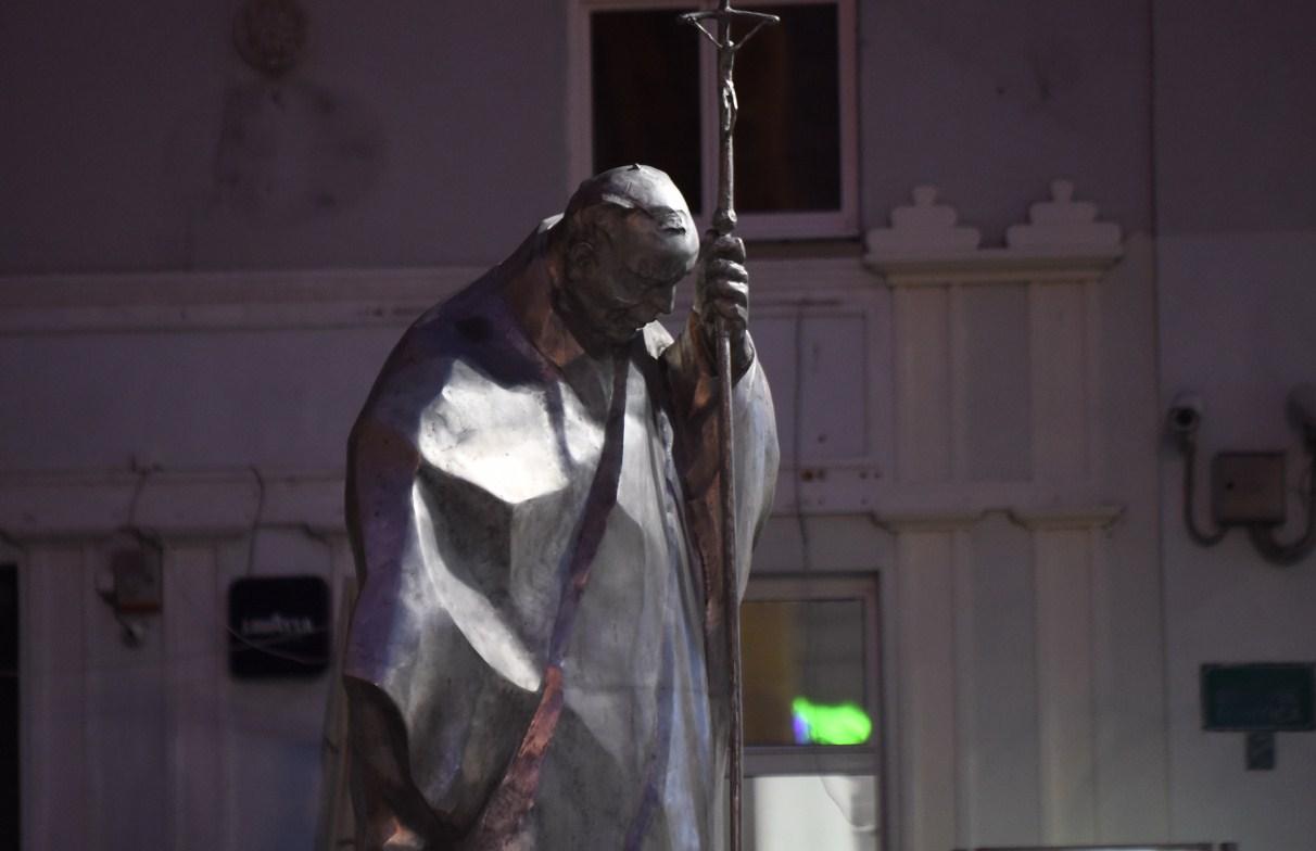 Skinut crni povez sa statue pape Ivana Pavla II u centru Sarajeva