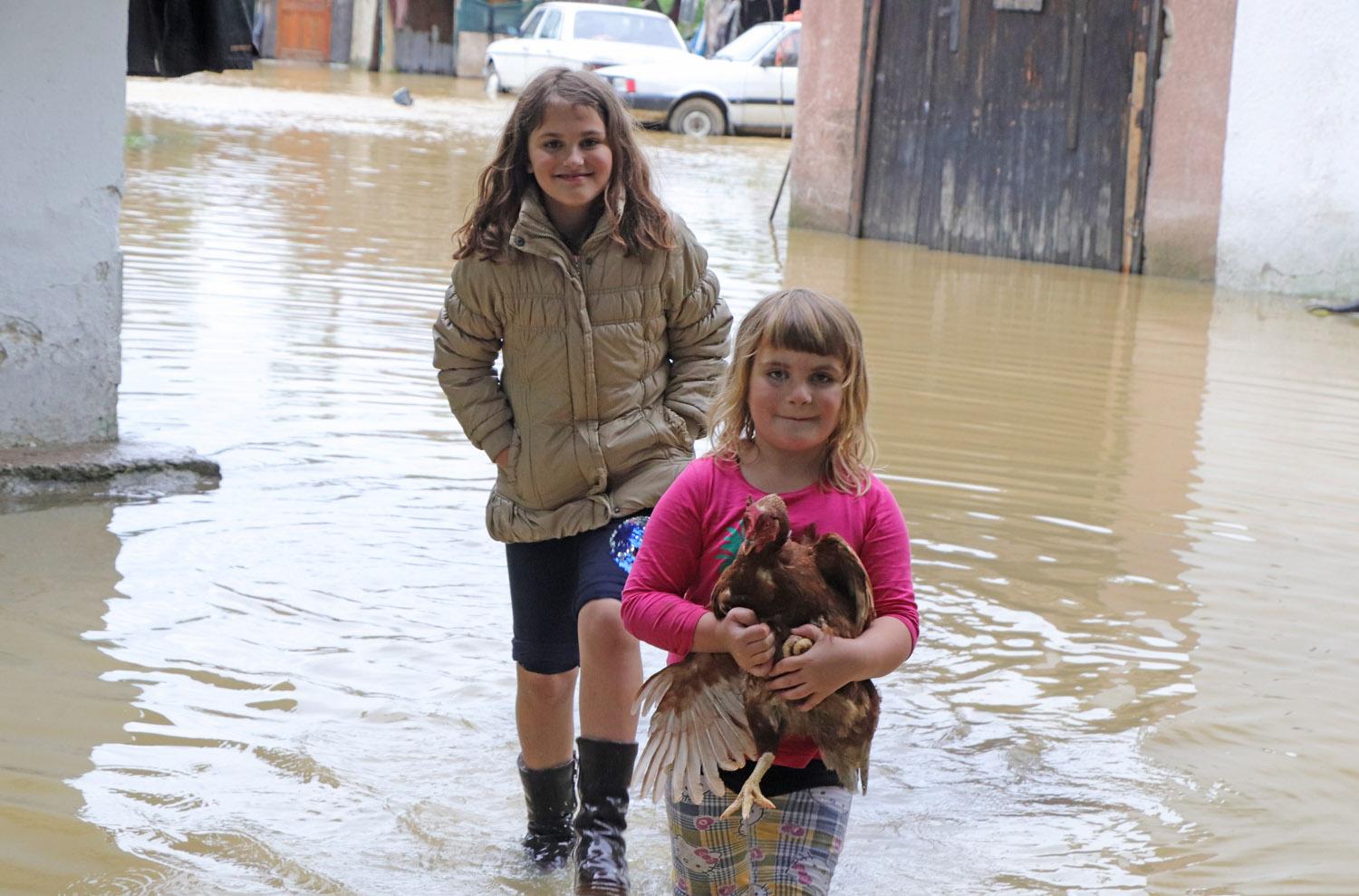 Apokaliptične scene u Živinicama: Spreča poplavila imanja i kuće, mještani u očaju