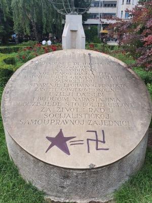 Kukasti križ na spomeniku u centru Sarajeva