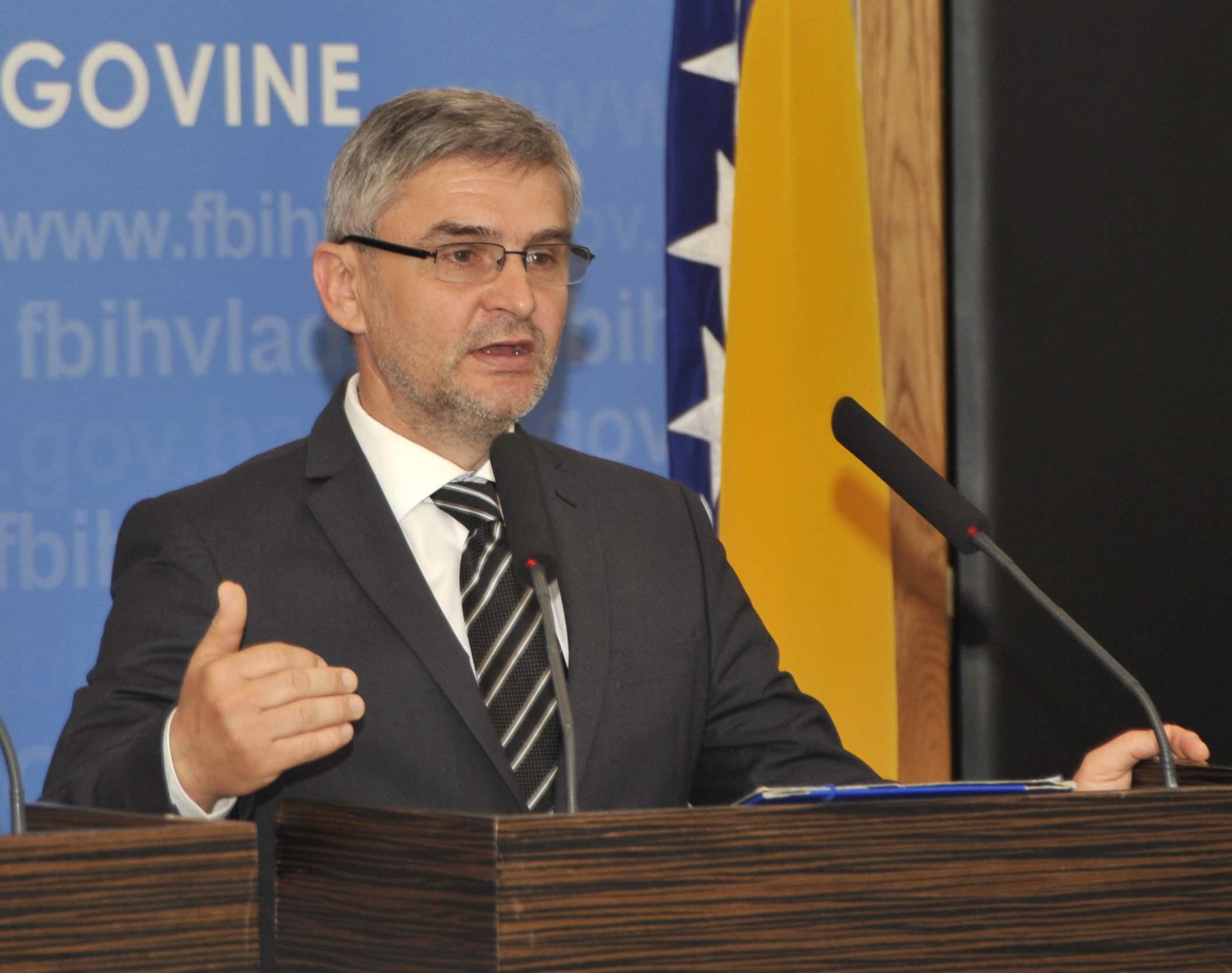 Ministar Bukvarević u teškom zdravstvenom stanju, priključen na respirator