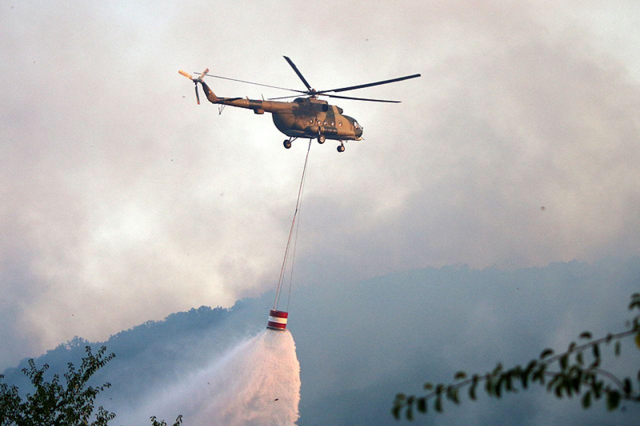 Požare oko Trebinja počeo je da gasi helikopter - Avaz