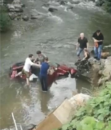 Vozilo sletjelo u rijeku Željeznicu: Građani pomogli u izvlačenju vozača i putnika