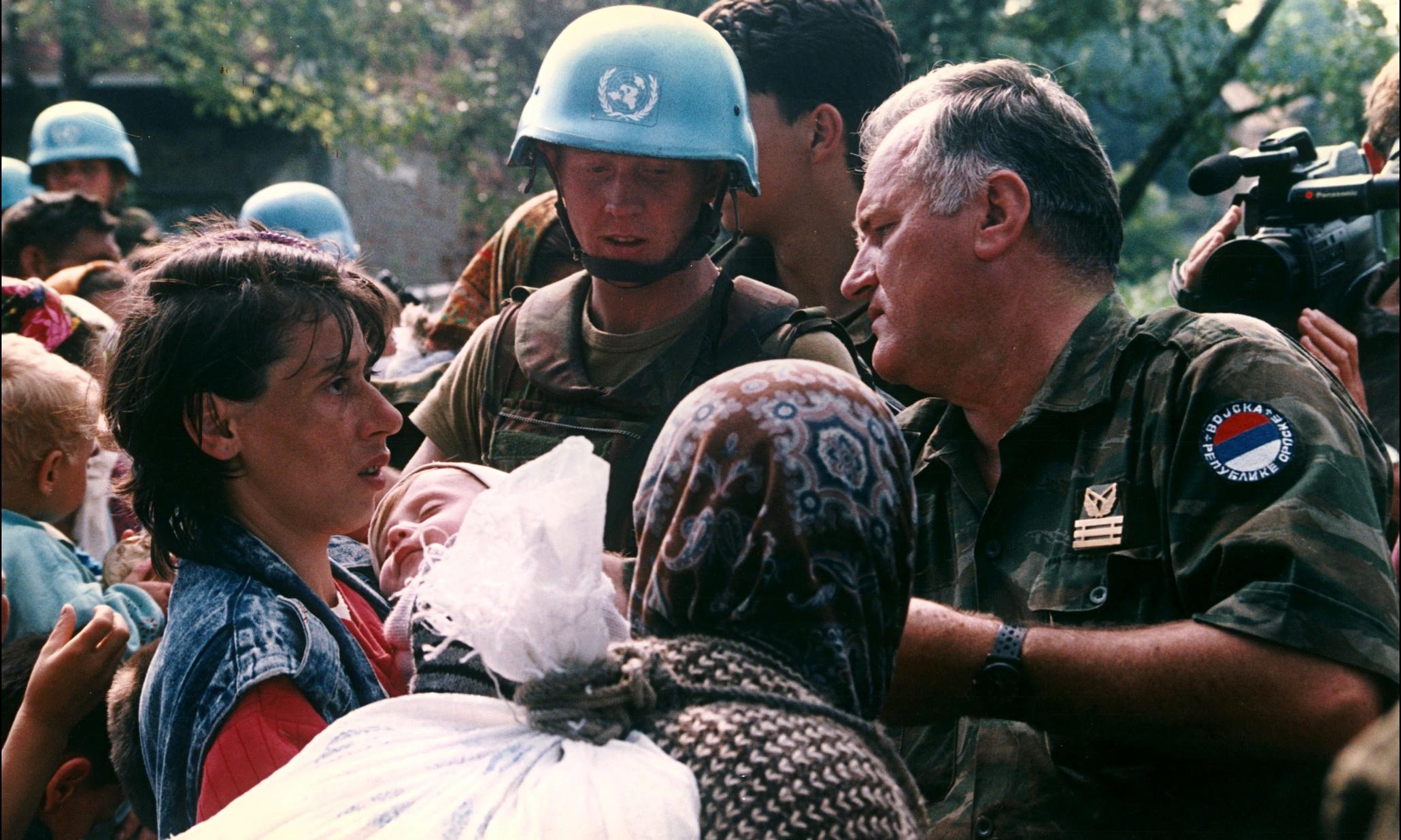Ratko Mladić u Srebrenici,  juli 1995. - Avaz