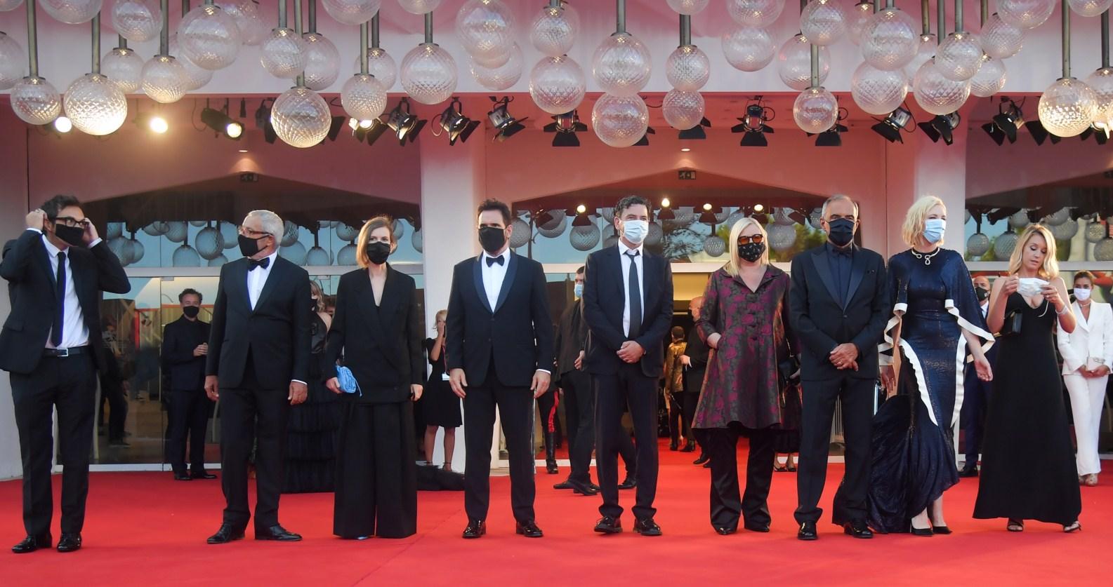 Otvoren festival u Veneciji, na crveni tepih samo sa maskom