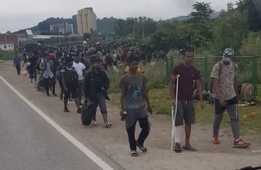 Jeziv video: Stotine migranata bježe iz kampa "Miral" u Velikoj Kladuši