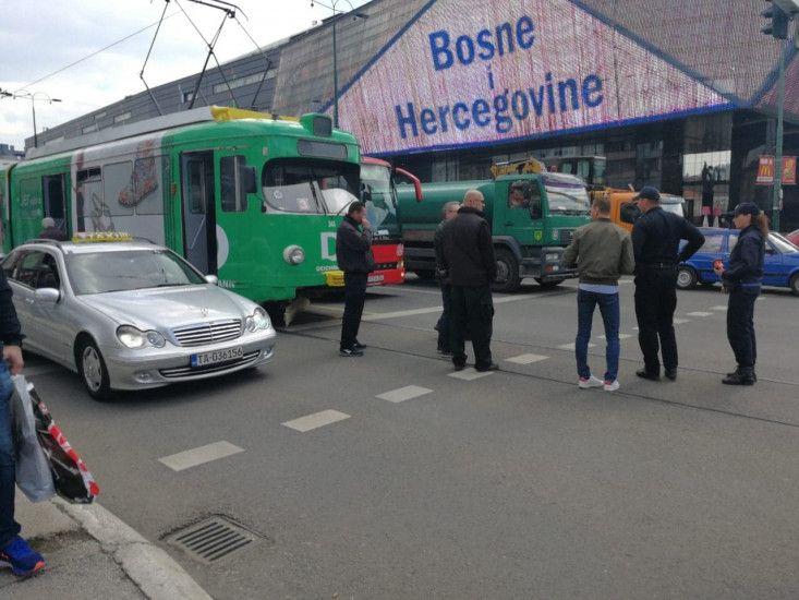 Sudar dva vozila između Skenderije i Marijin Dvora, nakratko obustavljen tramvajski saobraćaj