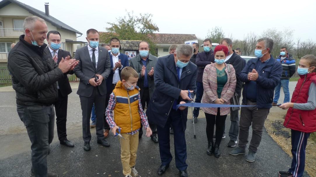 Gradonačelnik Mičić pustio u u saobraćaj novi asfaltni put - Avaz