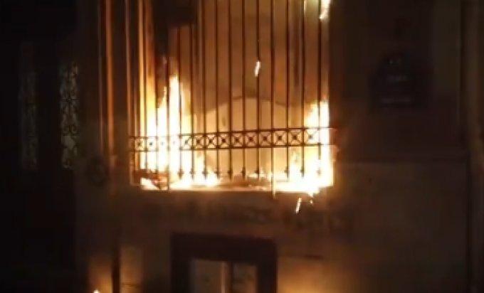 Demonstranti u Parizu zapalili centralnu banku, gori fasada