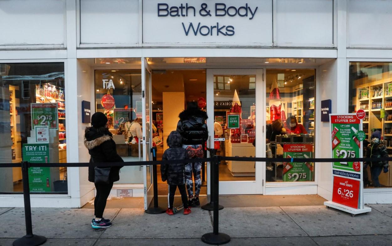 Shoppers wait in line outside a Bath and Body Works retail store, as the global outbreak of the coronavirus disease (COVID-19) continues, in Brooklyn, New York, U.S., December 8, 2020. - Avaz