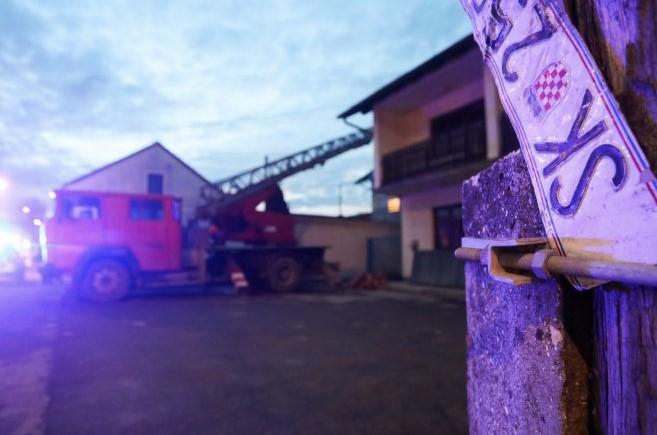 Vatrogasci u Petrinji na krovovima oštećenih kuća pronašli mine