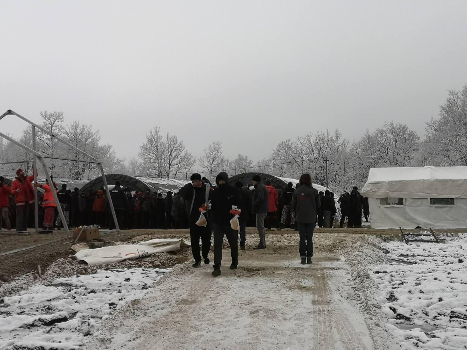 Prva grupa migranata smještena u pripremljene vojne šatore u kampu "Lipa"