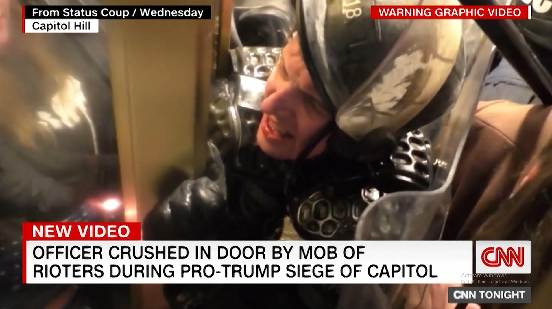 Huligani koji su napali Kapitol, priklještili policajca uz vrata