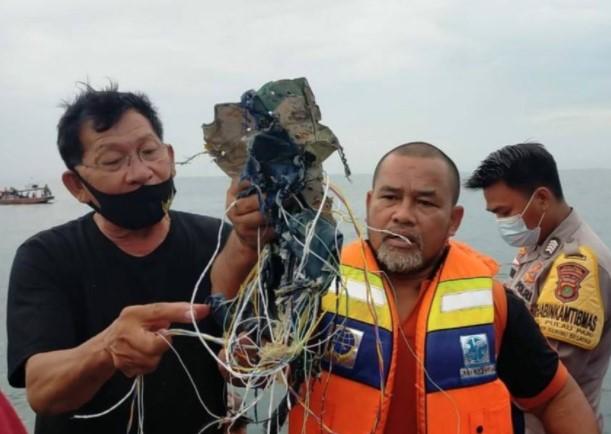 Ribari i spasioci pronašli dijelove srušenog aviona u Indoneziji, putnici se vode kao nestali