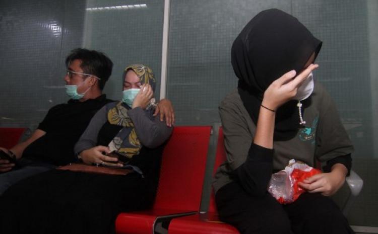 Sa aerodroma u Džakarti: Članovi porodica čekaju vijesti o svojim najmilijima - Avaz