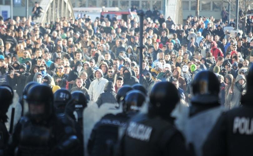 Glavni bh. grad  7. februara 2014. godine: Osiromašeni građani pred zgradom Vlade Kantona Sarajevo tražili su svoja prava - Avaz