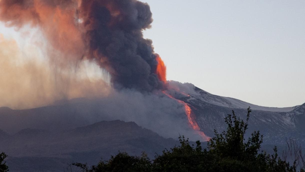 Vulkan Etna ponovo izbacuje lavu i pepeo