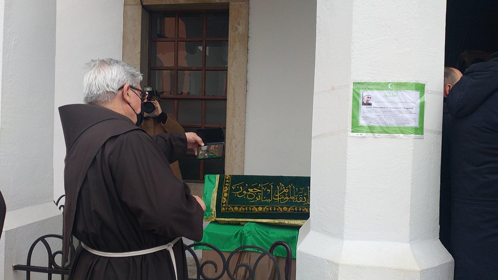 Ispred Čaršijske džamije u Tuzli klanjana dženaza-namaz Muhamed ef. Lugaviću - Avaz