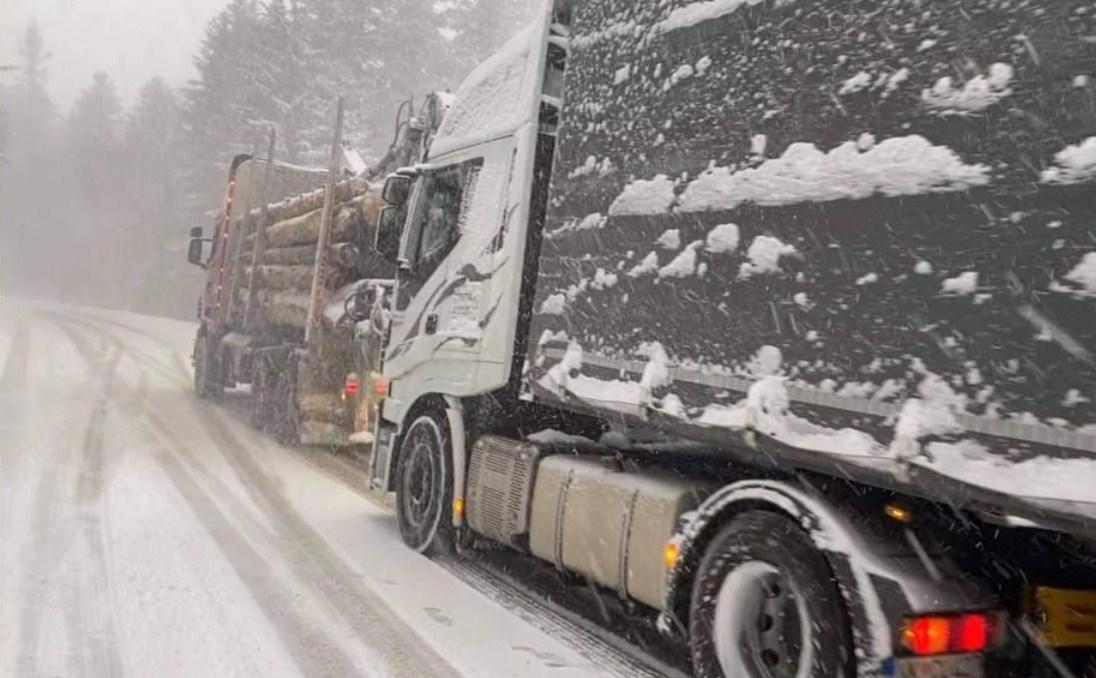 Snijeg zadao probleme vozačima - Avaz