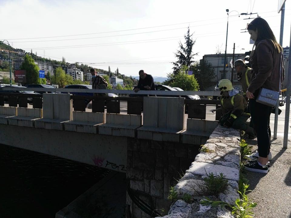 Akcija vatrogasaca u Sarajevu: Djevojci ispala tašna u Miljacku
