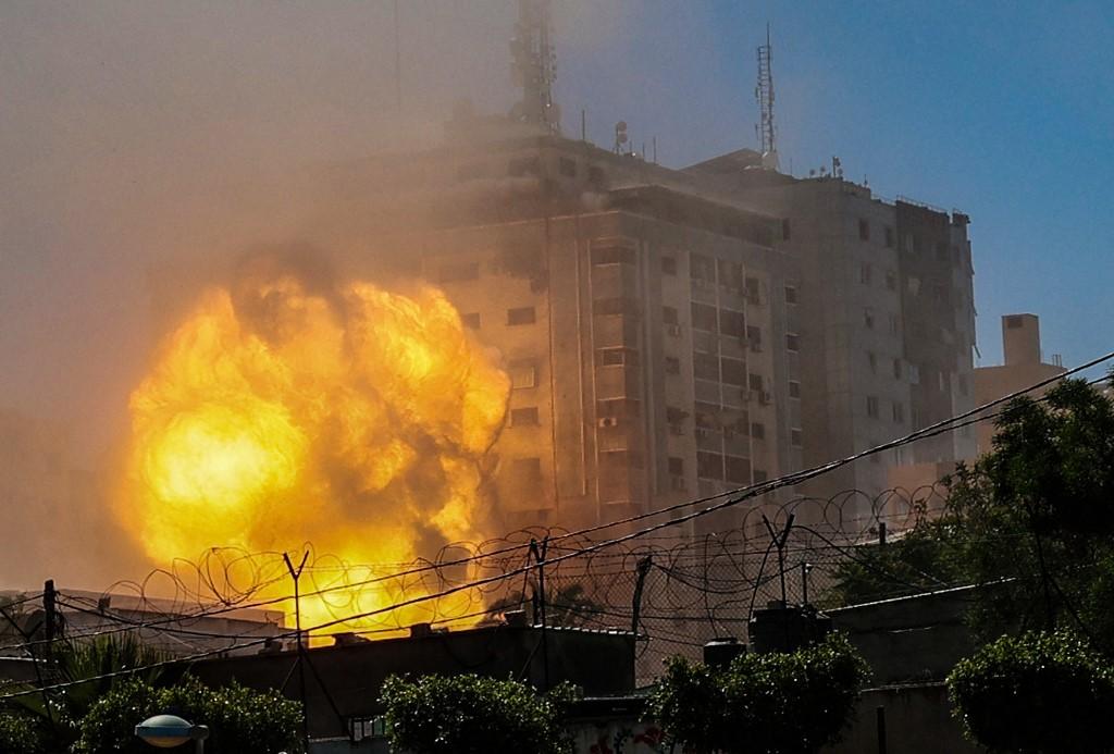 Trenutak kada je zgrada pogođena u kojoj su smještene kancelarije Al Jazeere i drugih svjetskih medija - Avaz