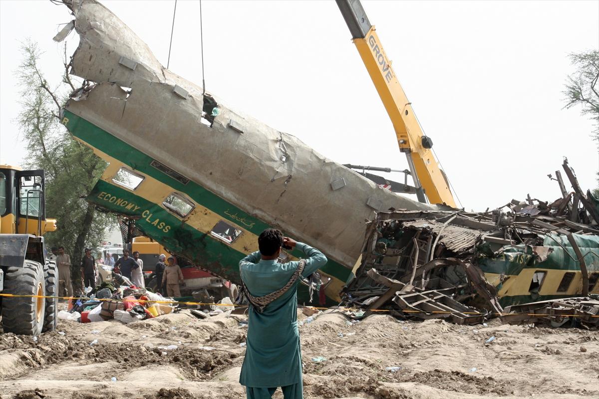 Sudar vozova u Pakistanu, stravične fotografije sa mjesta nesreće