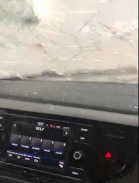 Pojavila se najstrašnija snimka nevremena u Požegi: Grad uništava automobil u vožnji