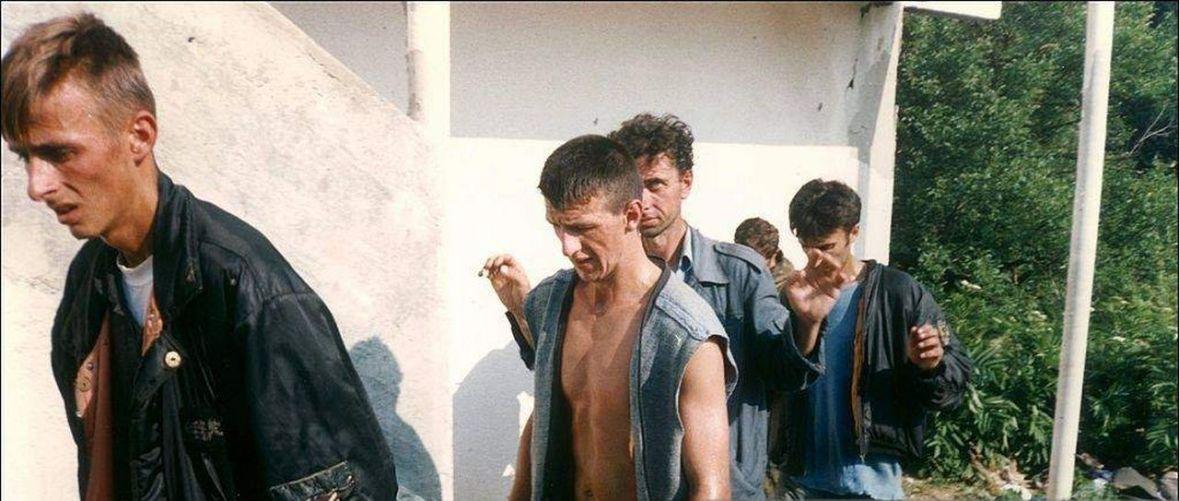 Fotografija iz Sandića na kojoj se vide zarobljeni Srebreničani - Avaz