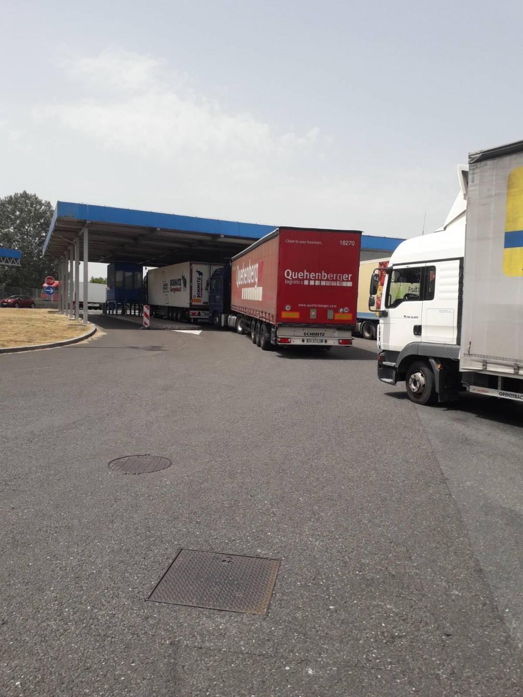 Kamioni već  nekoliko  dana stoje  na granici  s Hrvatskom - Avaz