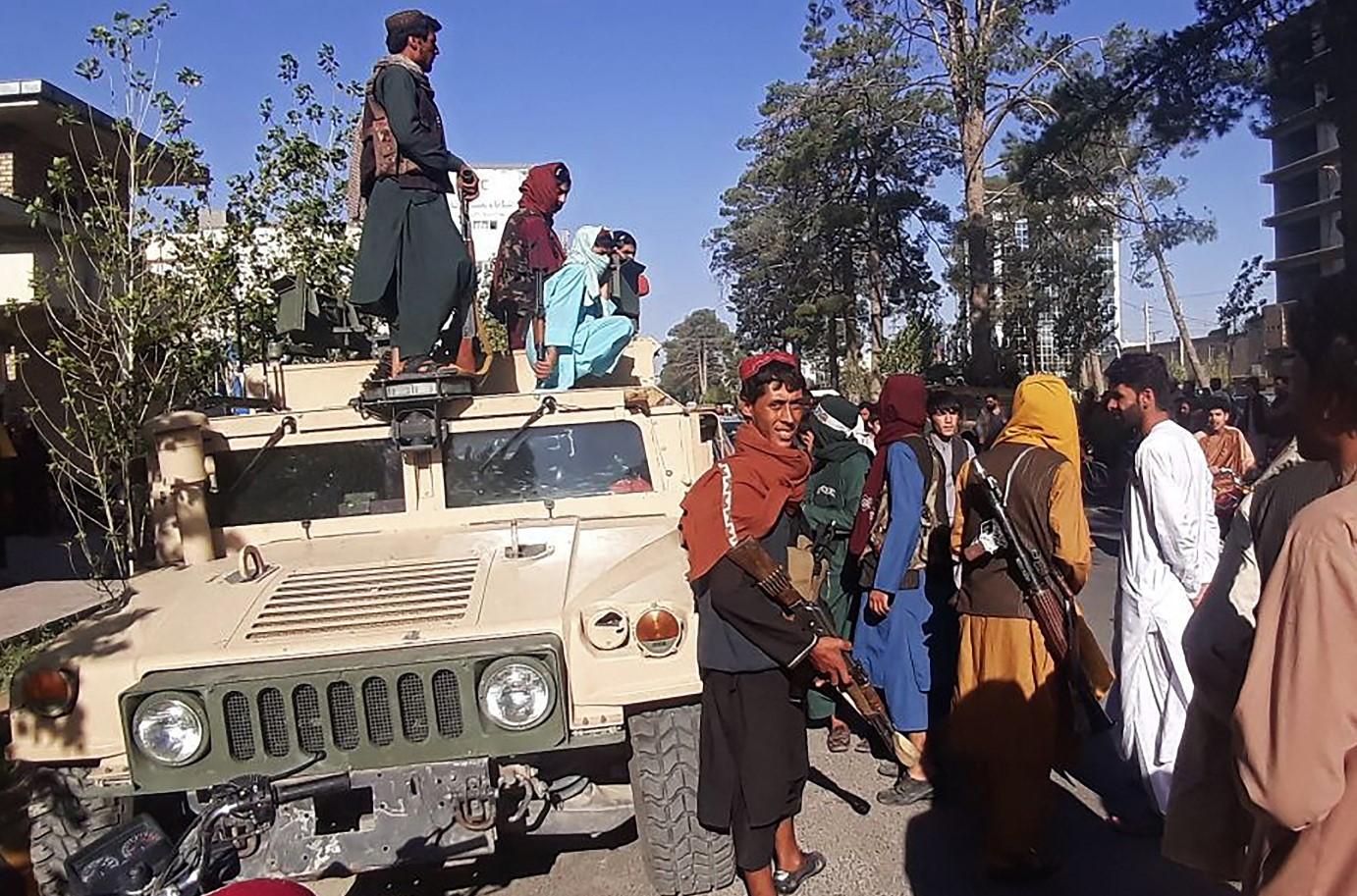 Talibanski borci čuvaju stražu kraj puta u Heratu - Avaz