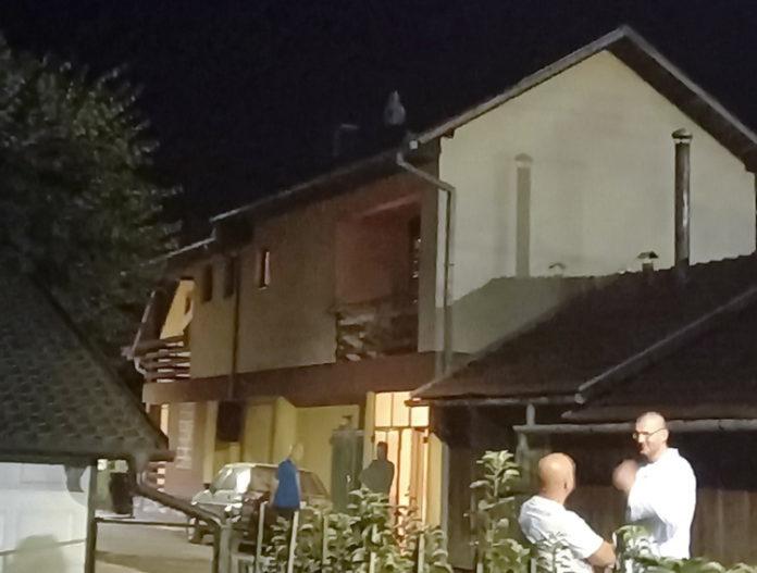 Drama u Prijedoru: Vatrogasci sprijačili ženu da skoči sa krova kuće