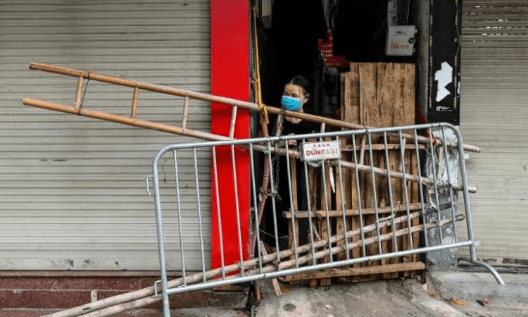 Gajbe za pivo i polomljene stolice kao korona barikade u glavnom gradu Vijetnama