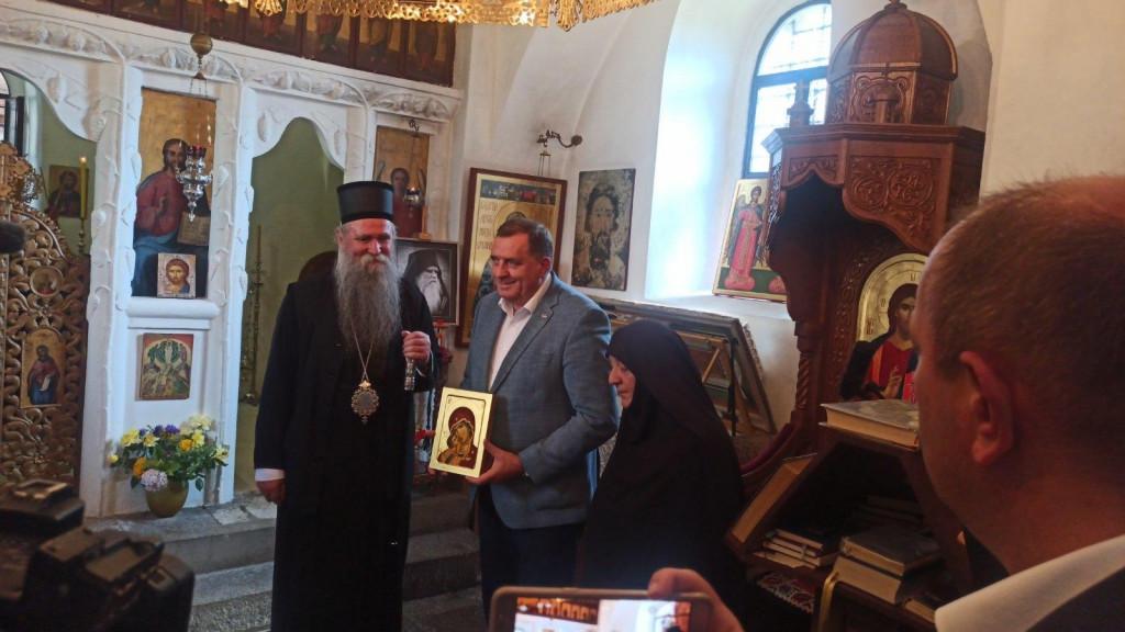 Dodik posjetio Joanikija u Danilovgradu, na poklon dobio ikonu
