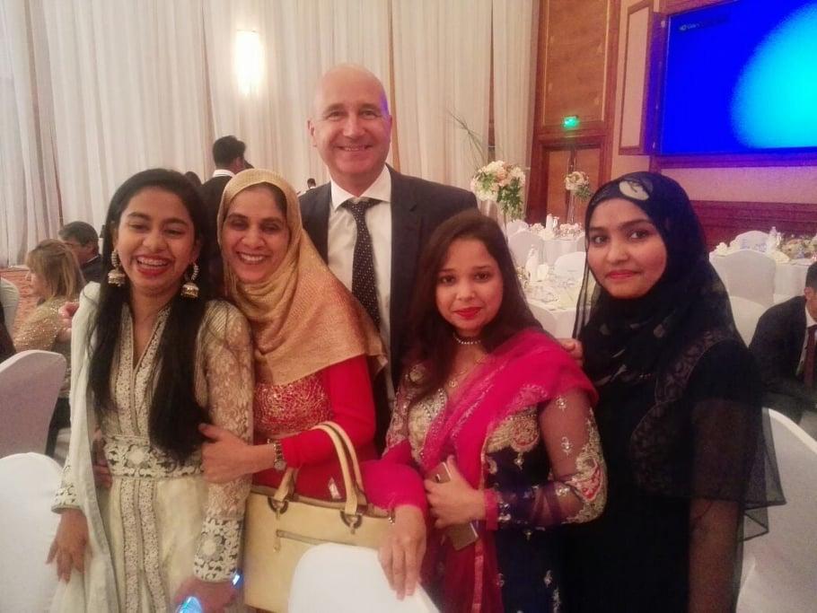 S osobljem klinike na bahreinskom vjenčanju - Avaz
