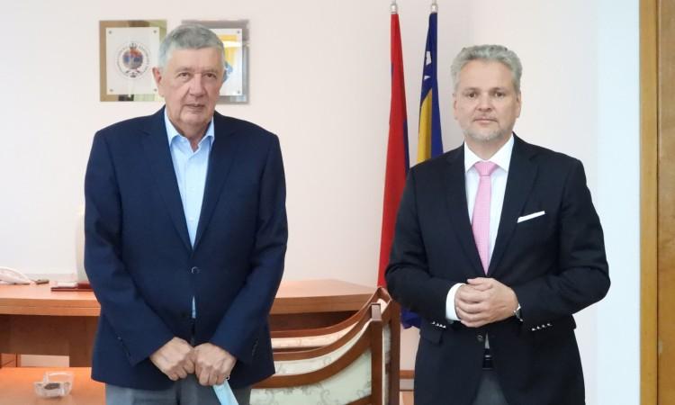 Radmanović razgovarao sa Satlerom: Prevazilaženje političke krize