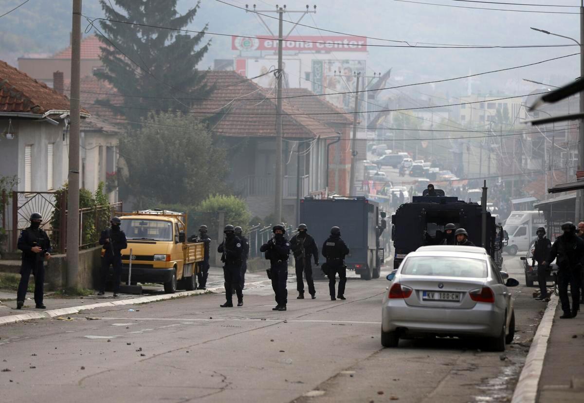 U Kosovskoj Mitrovici povrijeđeno šest policajaca i jedna osoba umješana u napad