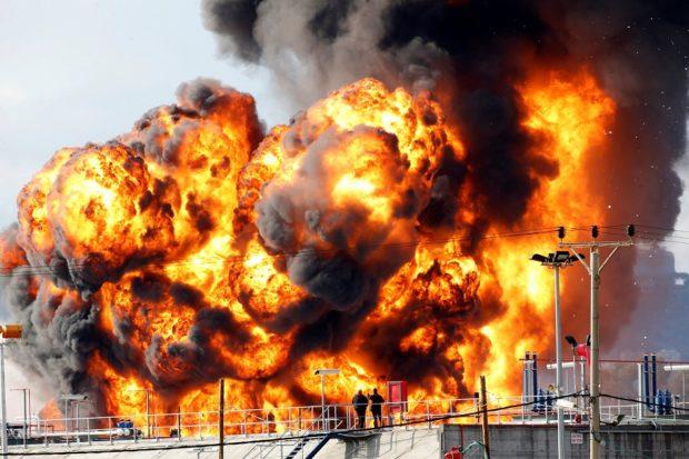 Požar u velikoj naftnoj rafineriji - Avaz