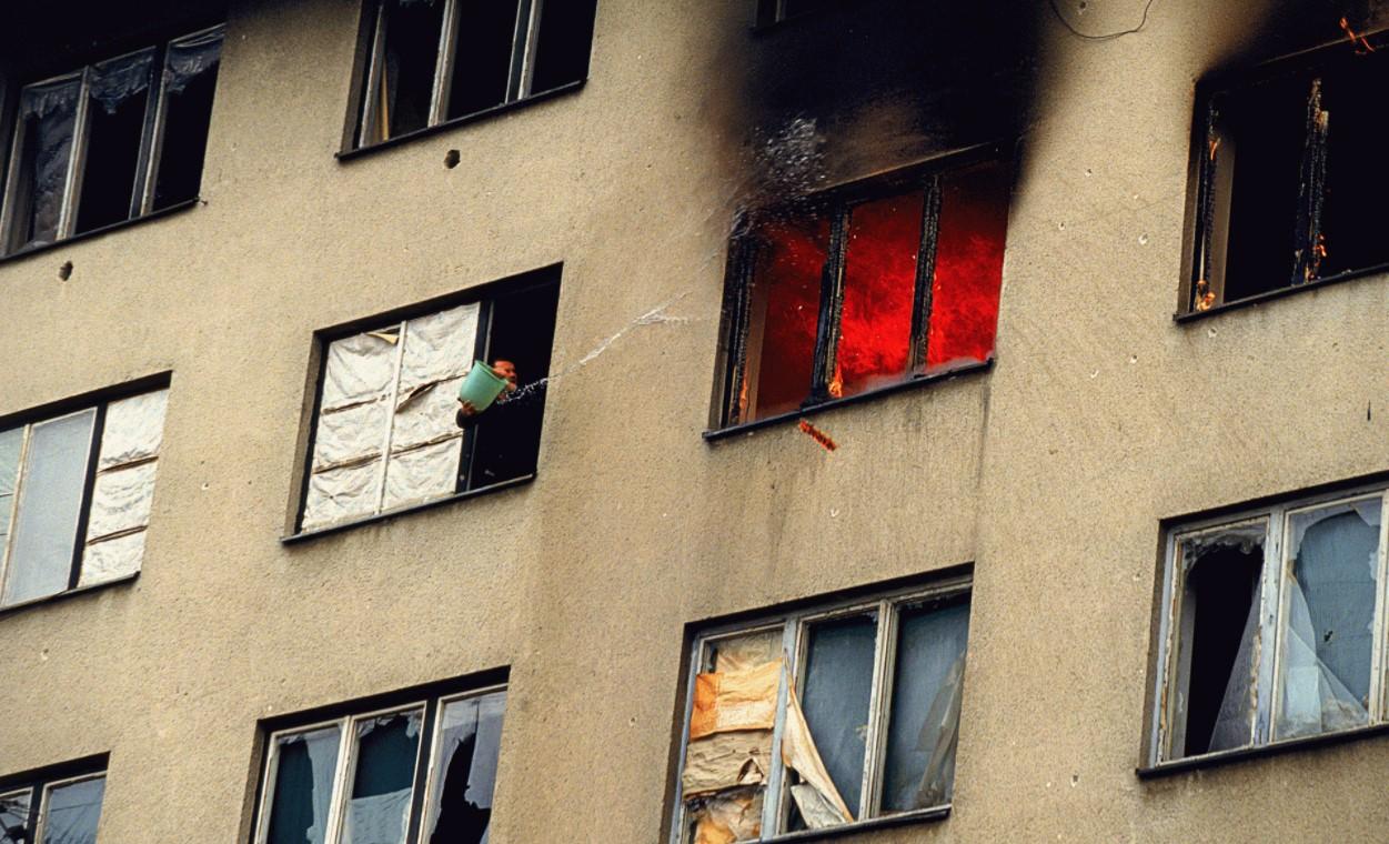 On je želio ostati i pokušava spasiti komšijski stan od vatre...nije do ljudi, do politike je , zaključuje  Haviv - Avaz