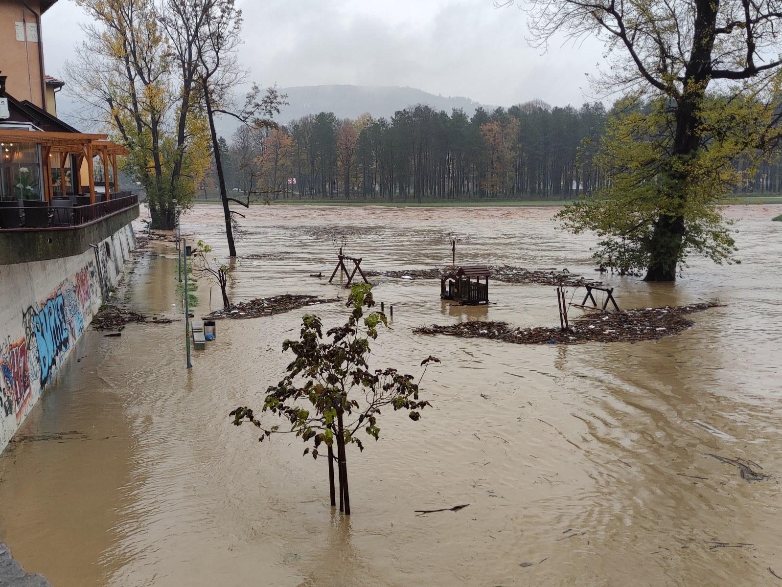 Rijeke Bosna i Fojnica u porastu, nema poplavljenih stambenih objekata