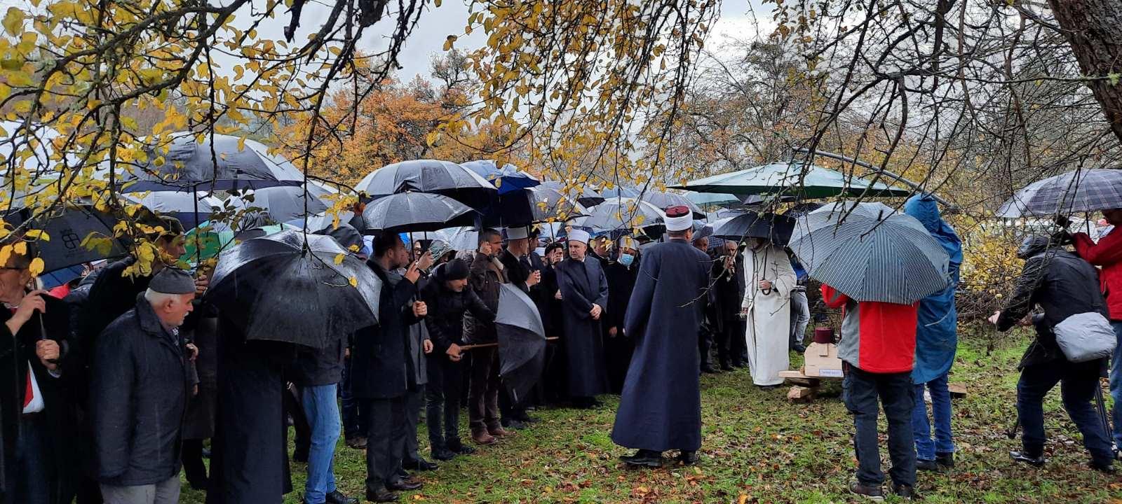 Porodično mezarje u Odžaku: Veliki broj vjernika na dženazi Hasanu Čengiću