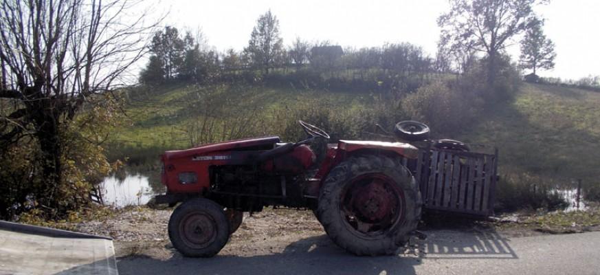 Nesreća kod Srpca: Dvogodišnje dijete ispalo iz traktora