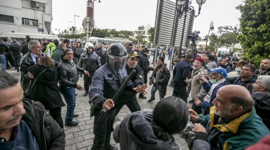 Policija suzavcem protiv demonstranata