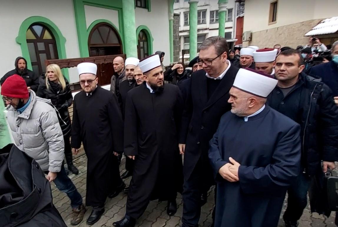 "Avaz" na licu mjesta: Vučić posjetio Hasan-aginu džamiju u Priboju