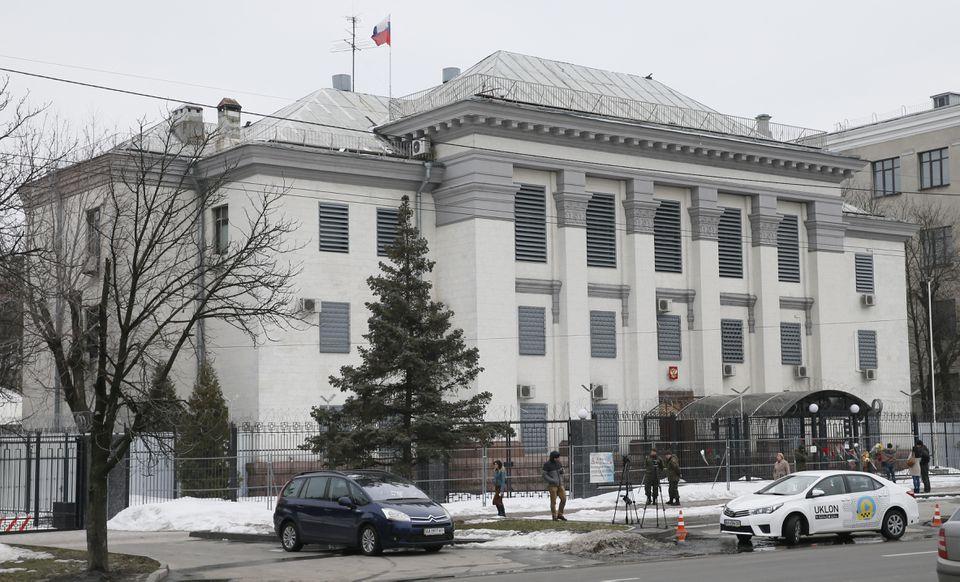 Porodice ruskih diplomata počele da napuštaju Ukrajinu, iz Rusije saopćeno da ambasada radi kao i obično