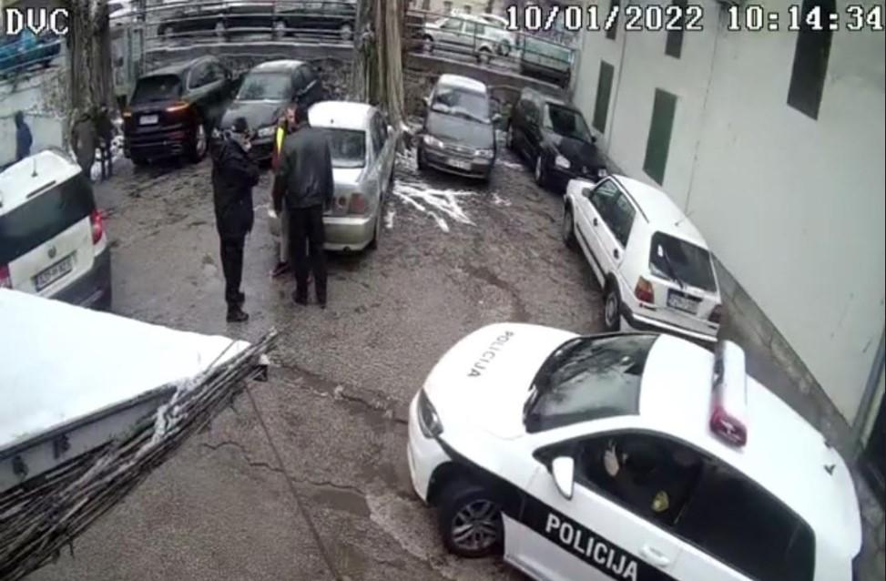 Oglasio se MUP KS povodom snimka na kojem policajac Zoran Čegar tuče radnika na parkingu