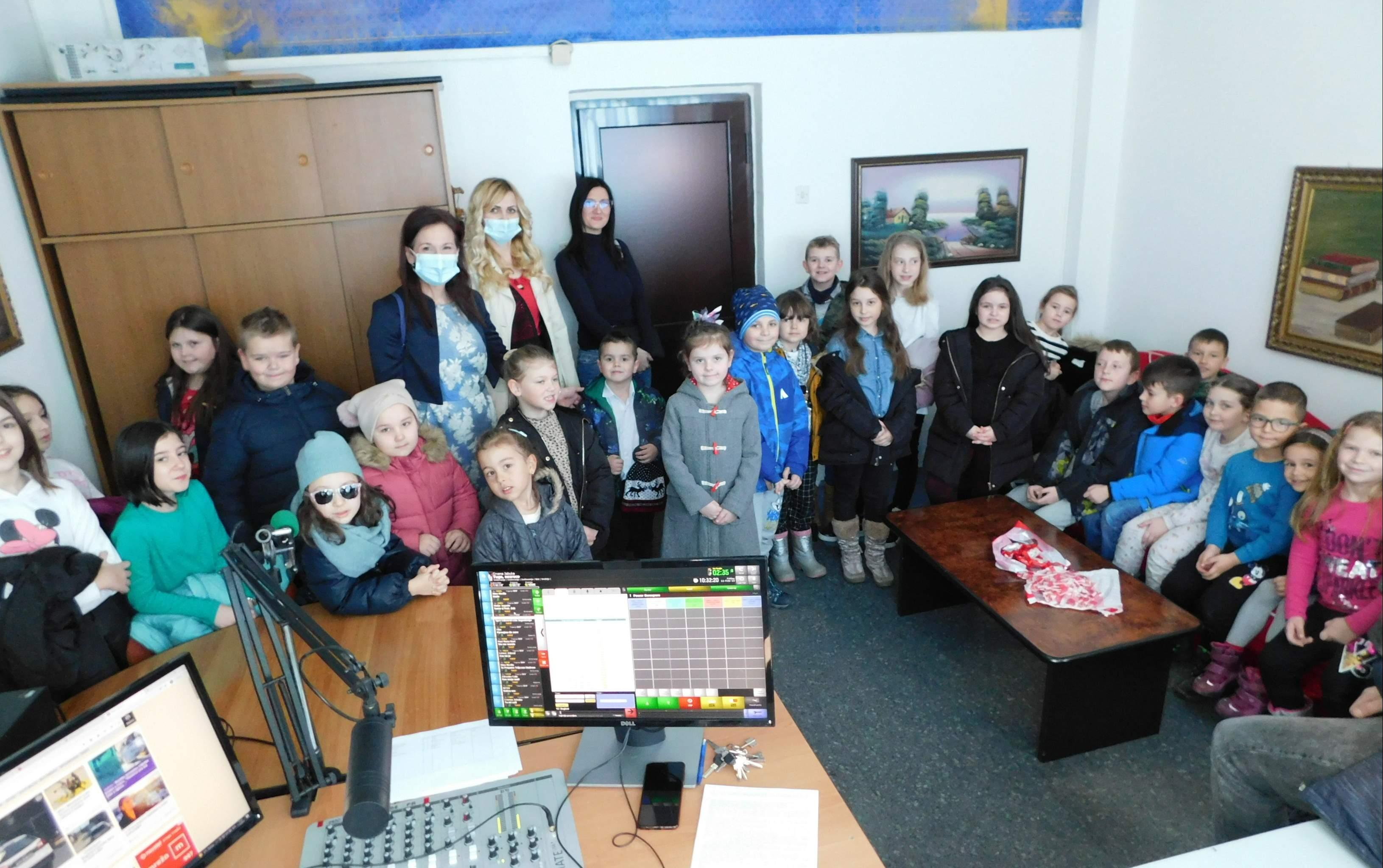 Mališani vrtića "Teta Pričalica" posjetili studio Vogošća radija