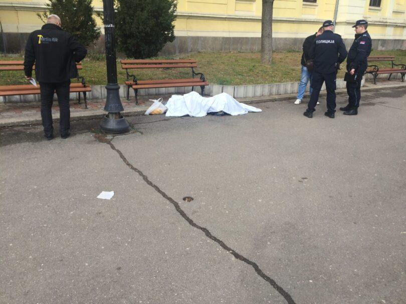 Muškarac preminuo u centru Zaječara: Pao, pokušao da ustane i opet pao pored klupe u parku