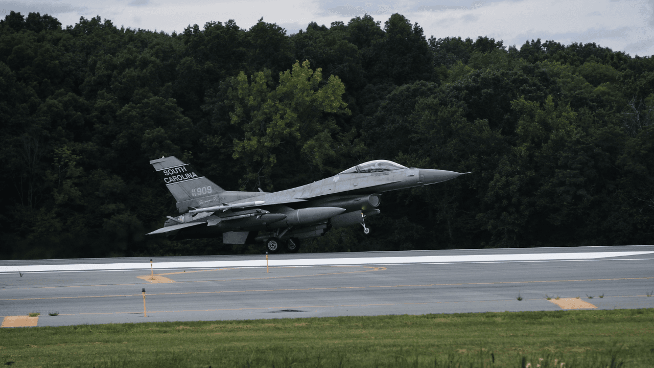Srušio se avion F-16 u Luizijani, pilot uspio da se katapultira