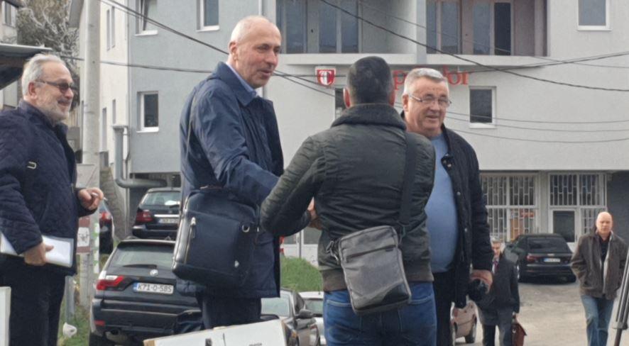 Zagrljaj i stisak ruke Ifeta Ferageta sa Davorom i Murizom: A iza njihovih leđa optuženi policajac Josip Barić