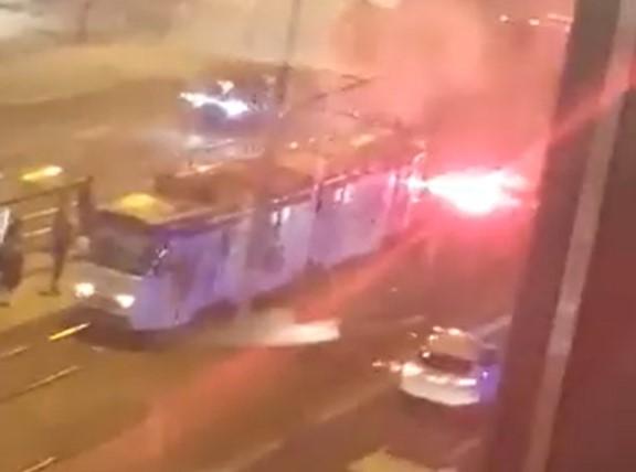 Sarajevo: Nepoznate osobe ubacile zapaljenu baklju u tramvaj