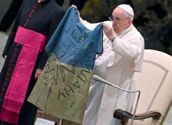 Papa Franjo podigao ukrajinsku zastavu iz Buče i poručio: Zaustavite sijanje smrti i razaranja
